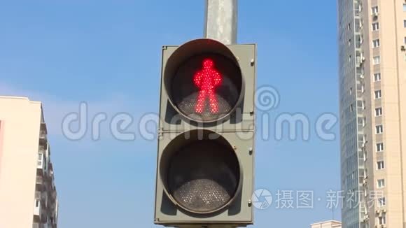 道路交叉路口的交通灯由红变绿