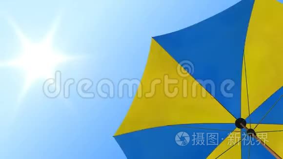 太阳伞在夏天的天空下视频