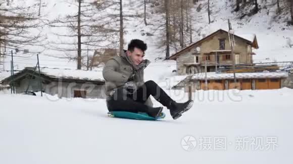 年轻人骑着雪碟视频