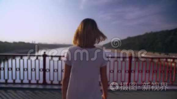 一个女人张开双臂的背影视频