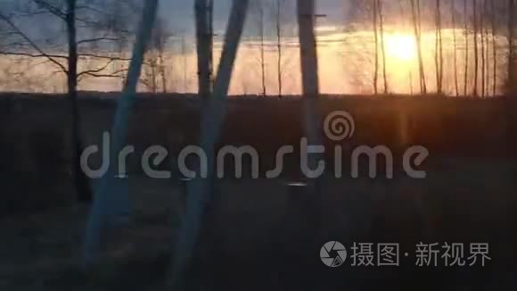 火车窗景，带着强烈的日落光线