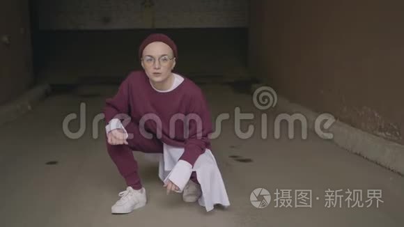 女孩坐在地下停车场旁视频