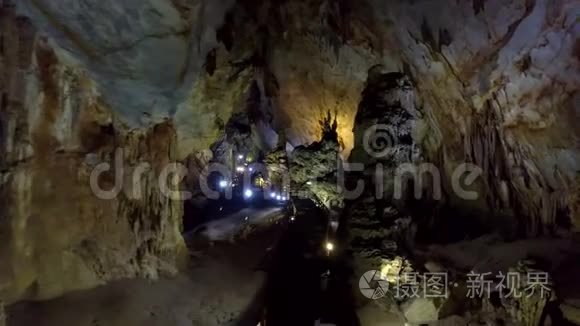 奇异的石笋柱从洞室层延伸而来视频
