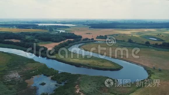 晴天阴天的绿林蓝湖空中镜头视频