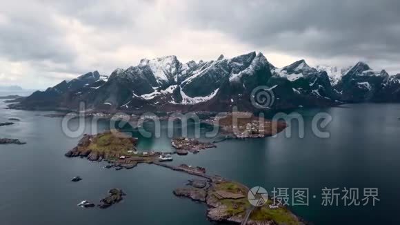 鸟瞰挪威洛佛顿群岛，受欢迎的旅游目的地。 空中飞行