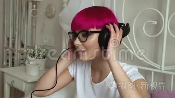 戴眼镜的女孩听耳机里的音乐视频