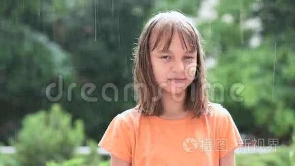 女孩在雨中玩耍视频