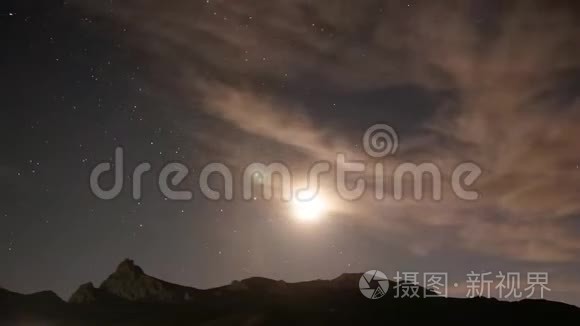 夜空中有星星作为背景的天空穹顶，月圆在群山之上