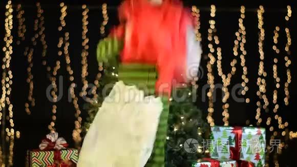 可爱的儿童在空中投掷圣诞包装纸