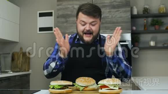 胖子吃东西，喜欢他的汉堡包。 有胡子的人吃他做的食物。 不健康的生活方式，油炸和高