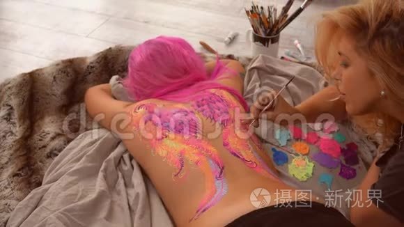 女性身体上粉色圆圈的画