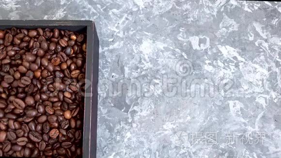 灰色背景下掉落的烤咖啡豆视频