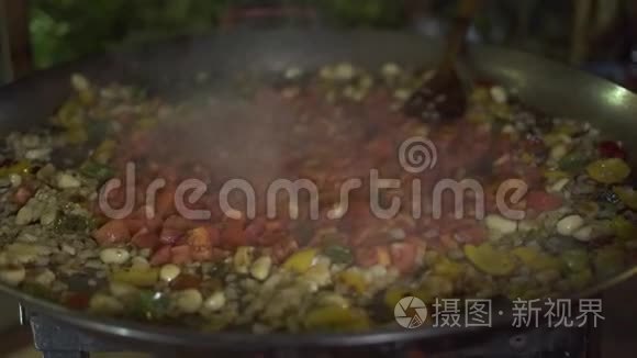 新鲜蔬菜用橄榄油在热锅上炸得紧紧的。 番茄，大蒜，洋葱和保加利亚胡椒在平底锅中烹饪