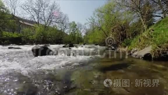 山涧从山上流向山谷视频