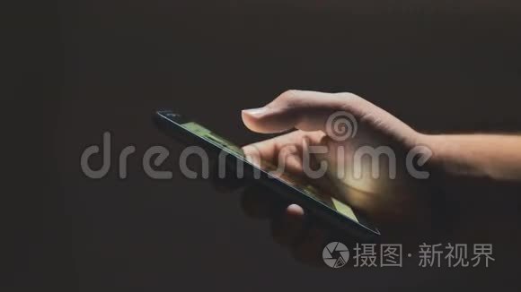 特写年轻人手打字短信滚动图片手机。 晚安。