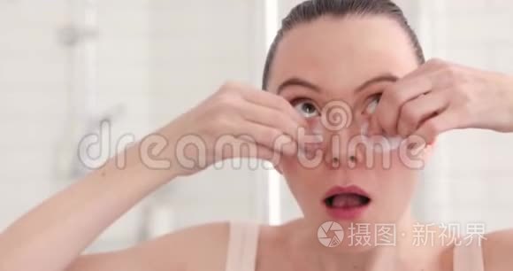 有趣的女人用面部眼罩