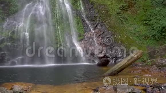 在越南萨帕拍摄爱情瀑布的女人视频