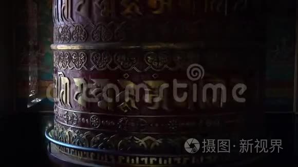 巨型佛教藏传祷告轮旋转视频