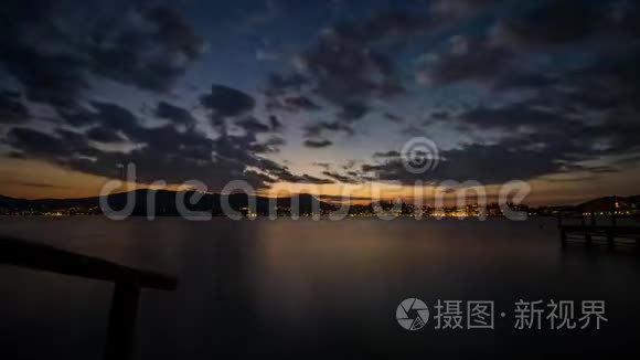 一个奥地利小镇在湖边的夜晚视频