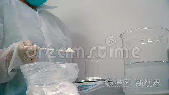 测定电子秤粉末重量的化验师视频