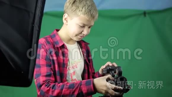 一个青少年视频博客包括一个摄像机。