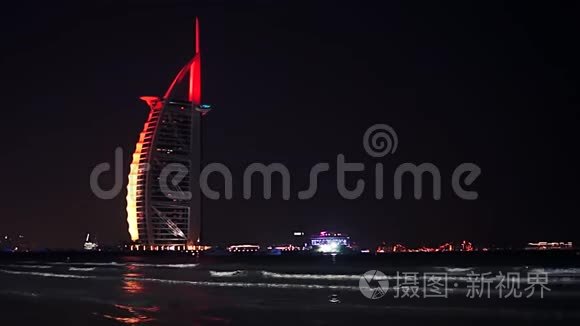 迪拜，联合阿拉伯EMIRATES，阿联酋-2018年1月19日。 迪拜。 晚上入住BurjAlArab，豪华7星酒店美丽建筑。