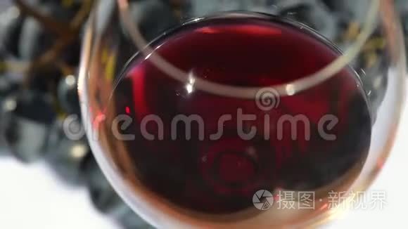 镜头围绕着一杯葡萄酒和葡萄旋转