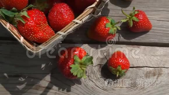 桌上摆着一篮子成熟的草莓