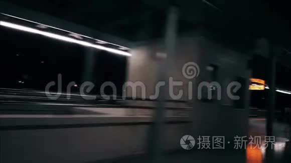 夜游与乘动车.