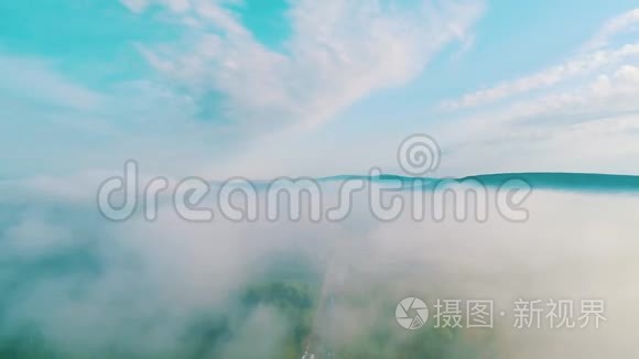 空中飞越交通堵塞。 上景。 在云层上