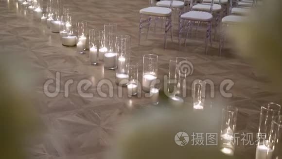 地板上有蜡烛