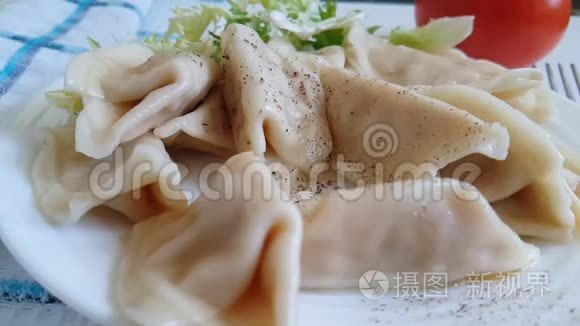 盘子上的饺子在吃，辣椒