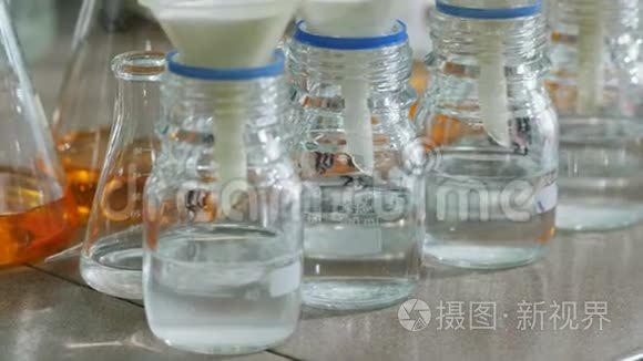 装有透明液体和纸过滤器的玻璃瓶