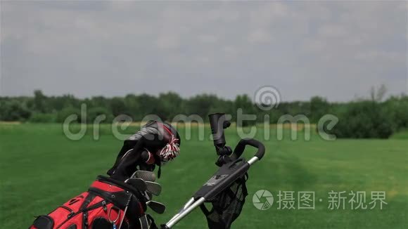 女人参加高尔夫俱乐部视频