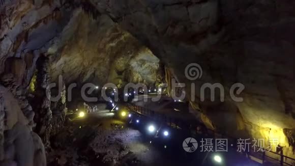 旅游桥至大型溶洞深度的运动视频