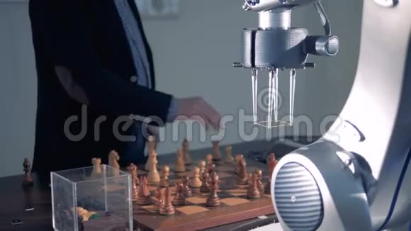 机器人玩跳棋。 未来的机器人手机械手移动检查器。视频的预览图