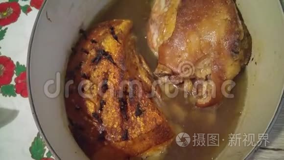 铸铁锅中的猪肉和兔肉视频