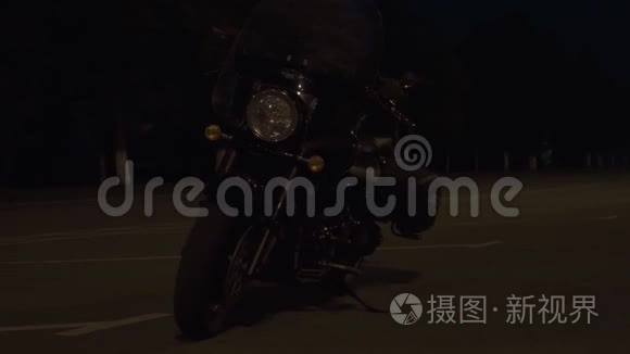 两个骑摩托车的人骑着夜城视频