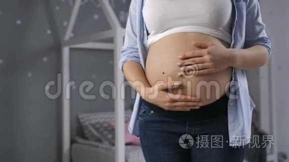 女性抚摸怀孕腹部的切口