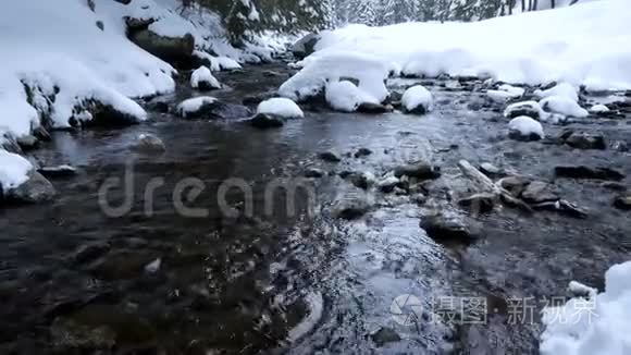 在一条山河上奔跑视频