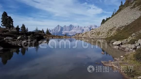 奥地利达施坦湖倒影的空中明镜视频