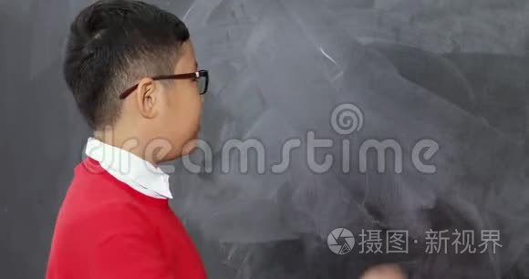 学生在黑板上写回学校的课文视频