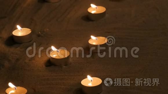 寺庙里的沙子上有许多小蜡烛