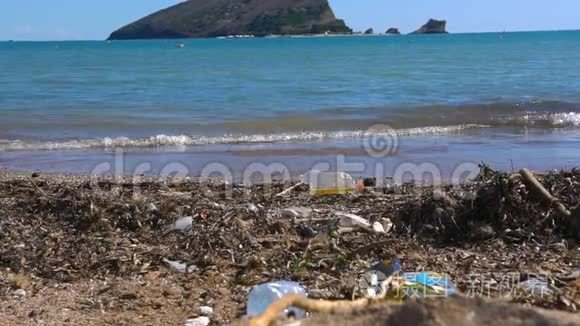 热带岛屿海滩的污染视频
