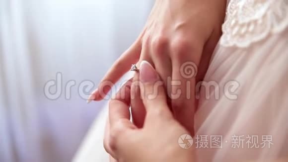 女孩，一个女人正在拿结婚戒指。 开始新的生活。 泰宁。