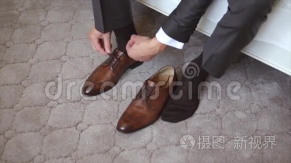 一个男人穿上鞋子视频