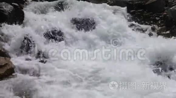 山涧水流湍急视频