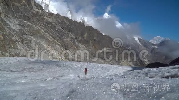 喜马拉雅山的女登山者视频