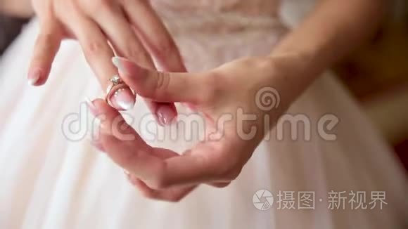 女孩，一个女人正在拿结婚戒指。 开始新的生活。 泰宁。