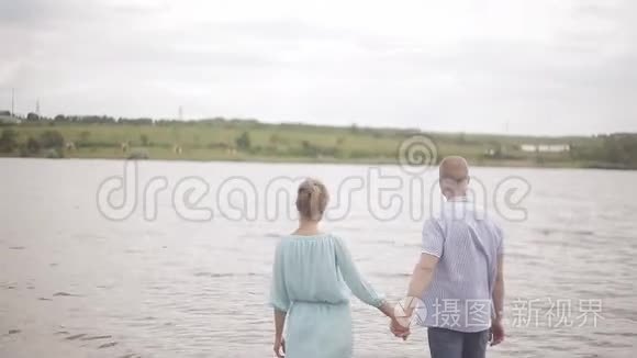 幸福的恋人站在河里，欣赏风景